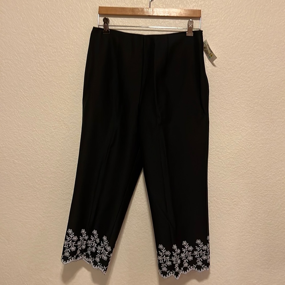 La Vore Pants Crop Capri Black and White Size 12 NEW